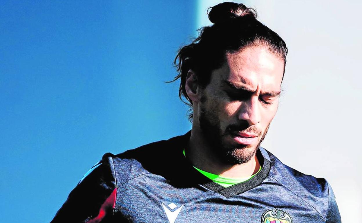 Martín Cáceres, durante un entrenamiento con el Levante