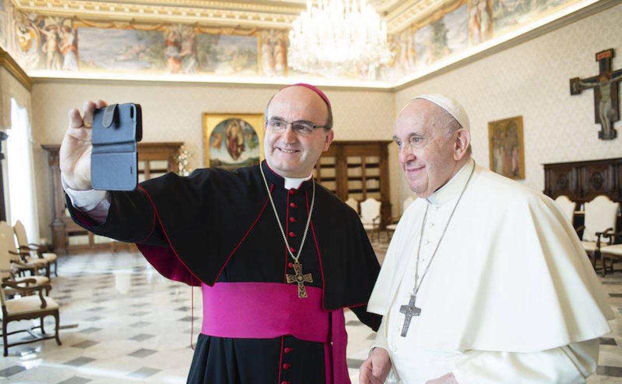 José Ignacio Munilla junto al Papa Francisco. 