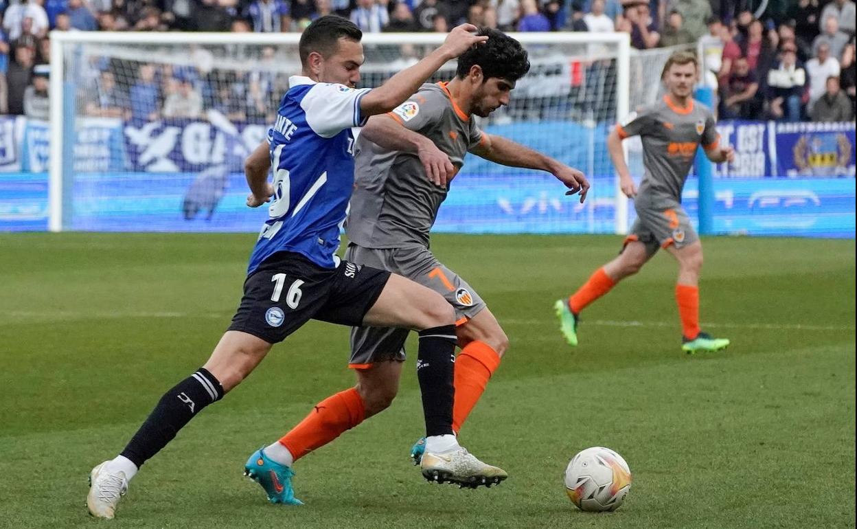 Gonçalo Guedes, disputando un balón con Escalante