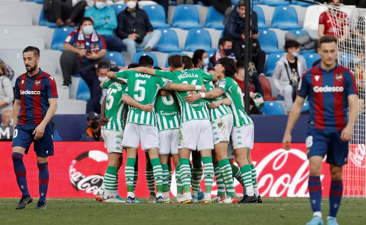 Los jugadores del Betis, celebrando tras un gol ante el Levante