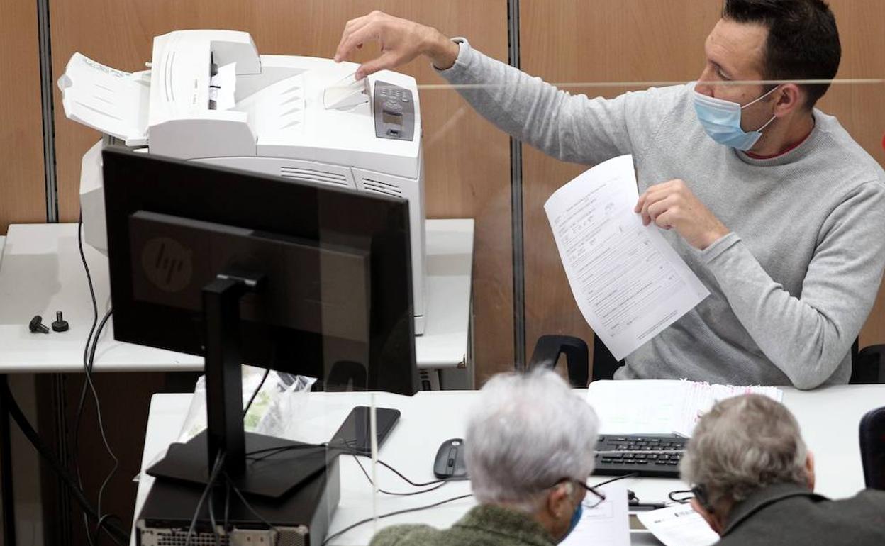 Usuarios de la Administración, haciendo gestiones en un punto de atención 