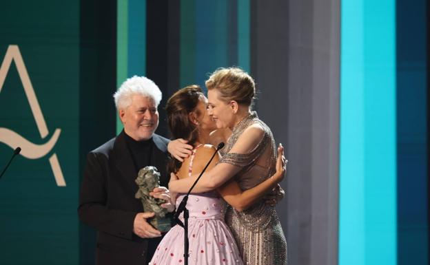 Cate Blanchett se da un abrazo junto a Penélope Cruz y la mirada de Pedro Almodóvar.