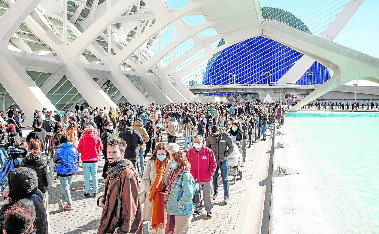 Cientos de personas esperan para vacunarse junto al Museu de les Arts en Valencia. 