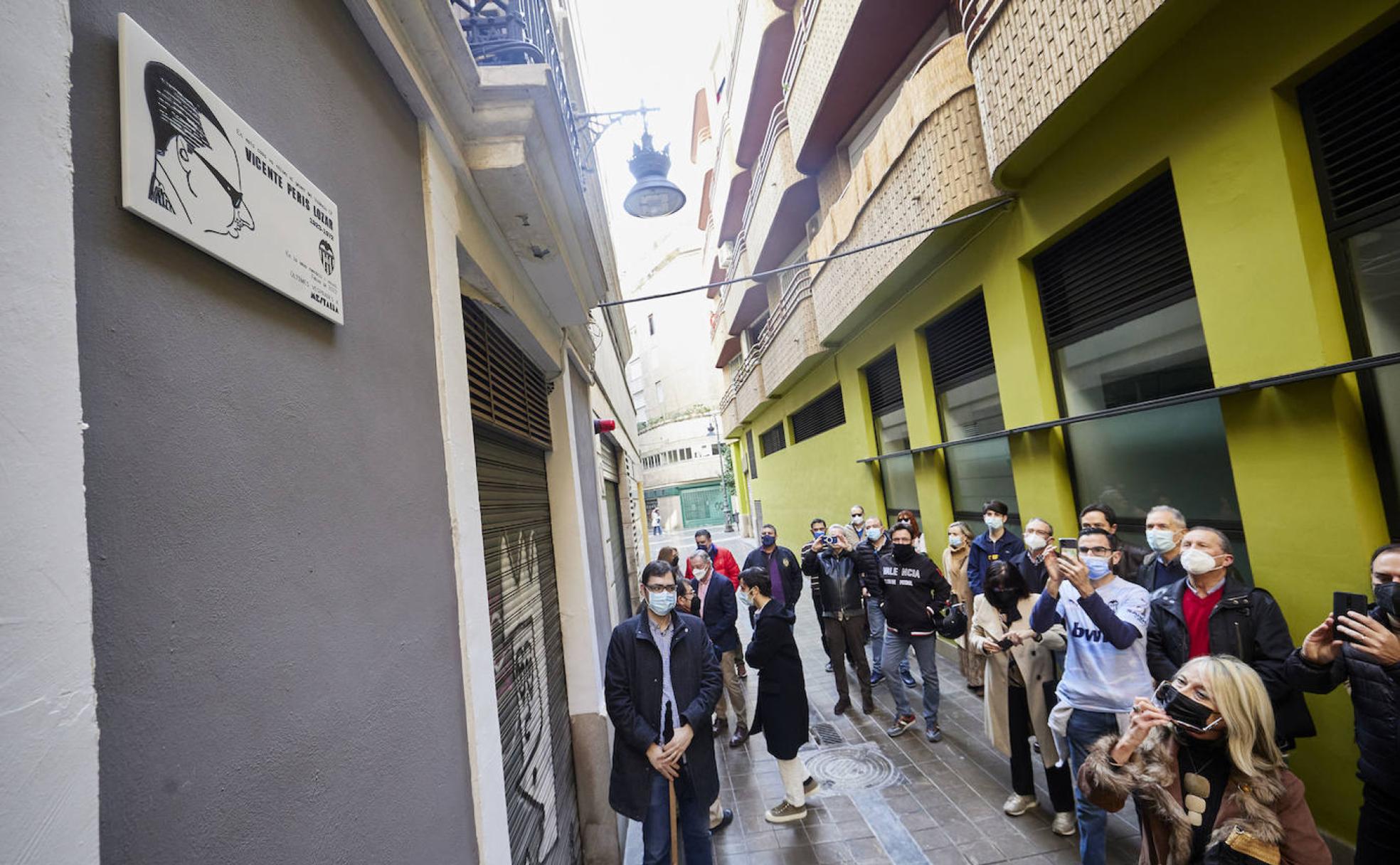 La placa descubierta en la mañana del domingo en el lugar en el que nació Vicente Peris con motivo del 50 aniversario de su fallecimiento. 