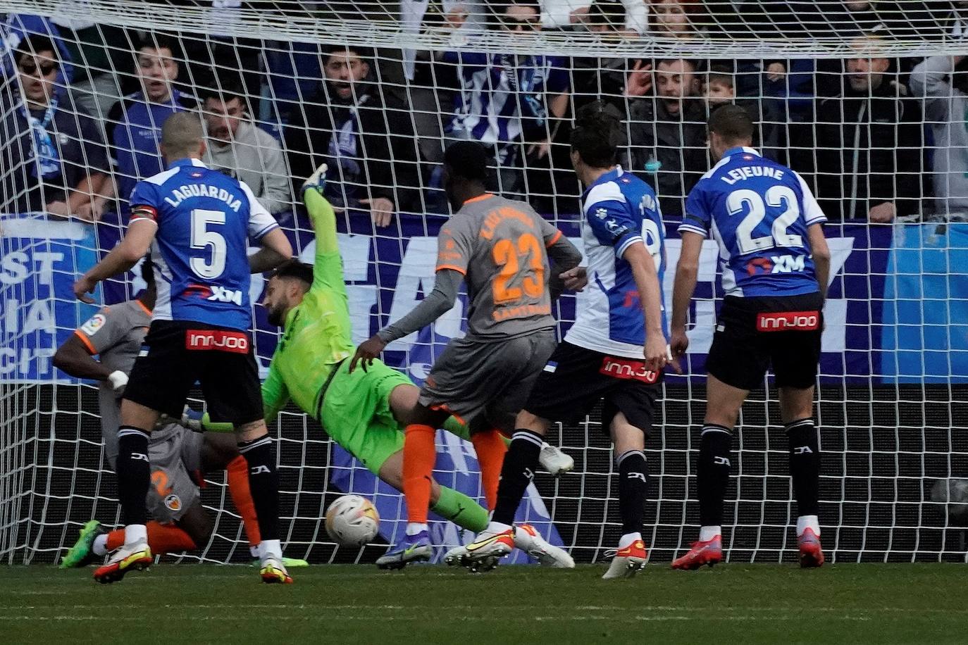 Fotos: Las mejores imágenes del Deportivo Alavés-Valencia CF