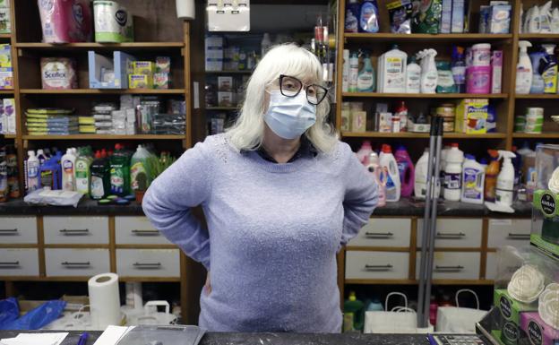 Imagen principal - Comercios. Rosa, propietaria de una droguería histórica en el barrio. | Tiendas. José María lleva una farmacia y pasó su infancia en la zona. | Bares. Francisco tiene un bar desde hace 27 años en el barrio.