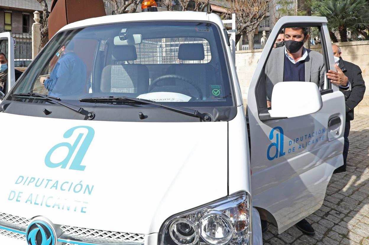 Carlos Mazón preside el acto de entrega de vehículos eléctricos a los alcaldes de la provincia. LP