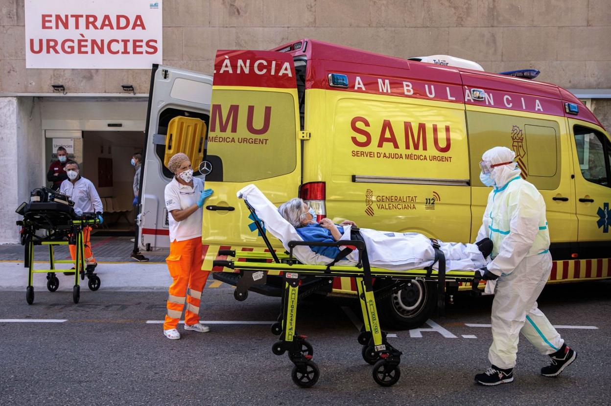 Profesionales sanitarios de una unidad SAMU a las puertas de Urgencias de un hospital valenciano. EFE / Biel Aliño