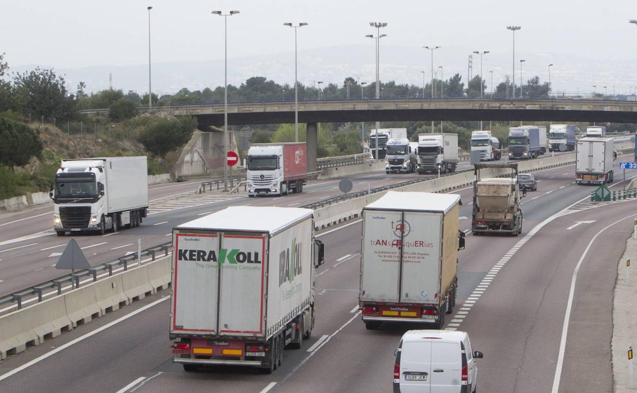 Varios camiones circulan en una carretera valenciana. 