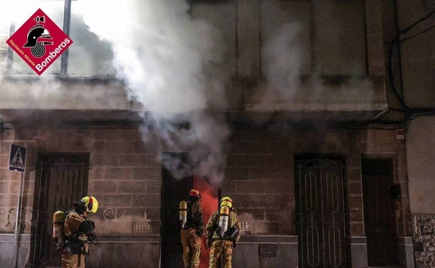 Las llamas se podían ver desde el exterior de la vivienda. 