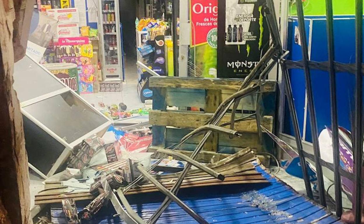 Destrozos en el acceso a la tienda donde se produjo el robo. 