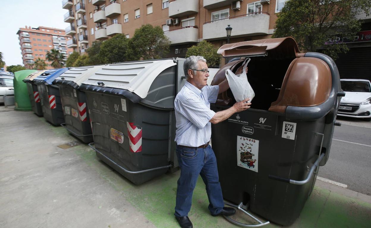 Isla de contenedores en una calle de Valencia. 