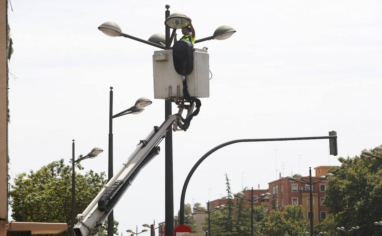 Adaptación de las farolas de Valencia a las nuevas tecnologías, en una imagen de 2017. 