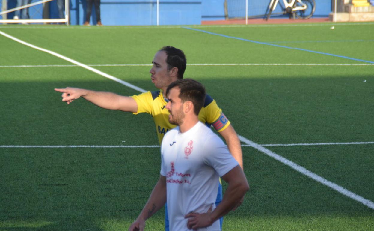 El jugador dianense Ferran ordenando a su defensa. 