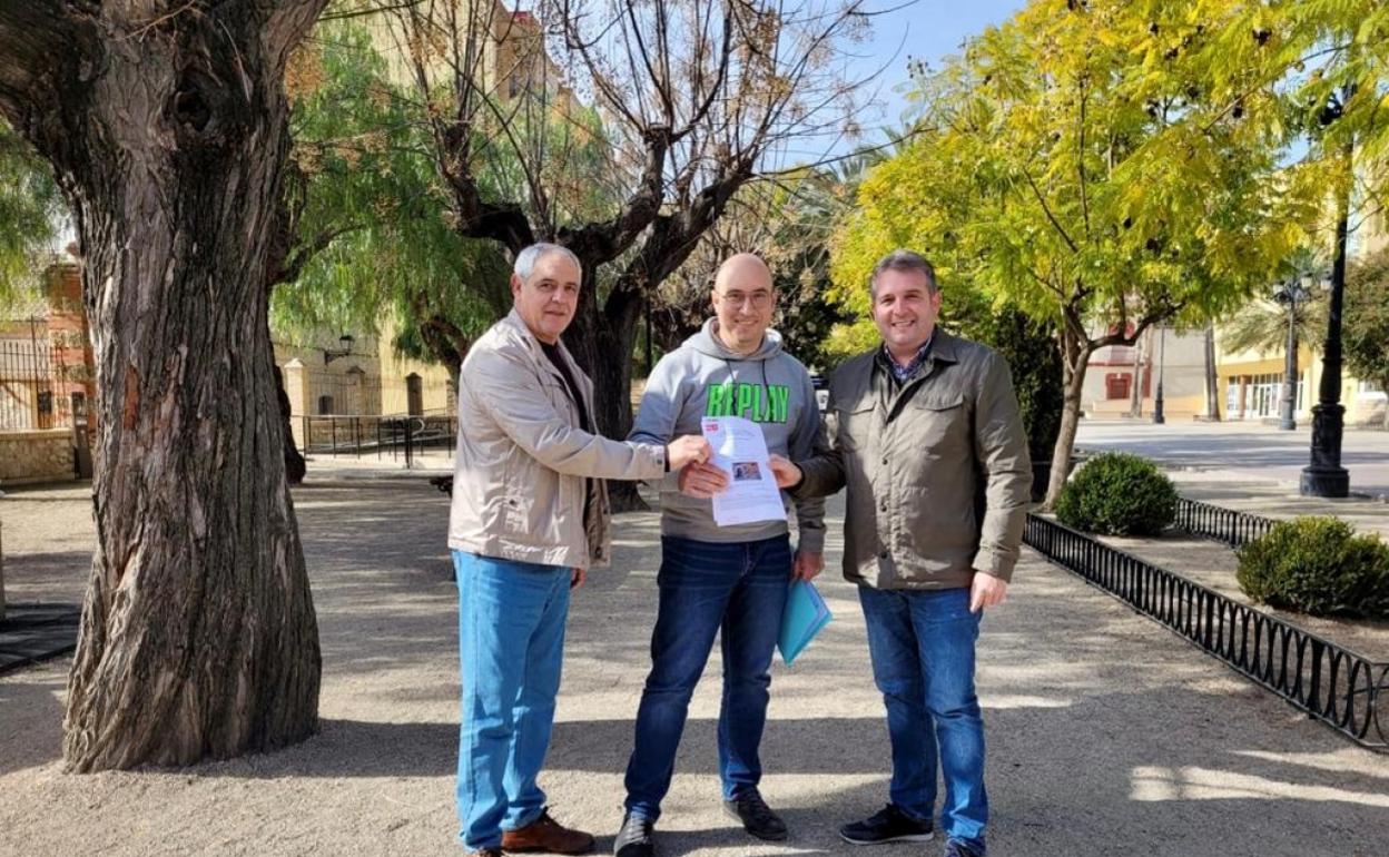 Fede Viral, en el centro, junto a Juan Rafael Espí (izquierda) y Jaime Peris (derecha).