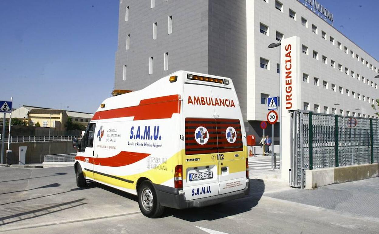 Una ambulancia SAMU accede a un hospital valenciano.