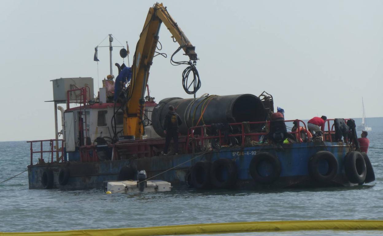 Plataforma que se encarga de la sustitución de la tubería en la plaza de la Malvarrosa. 