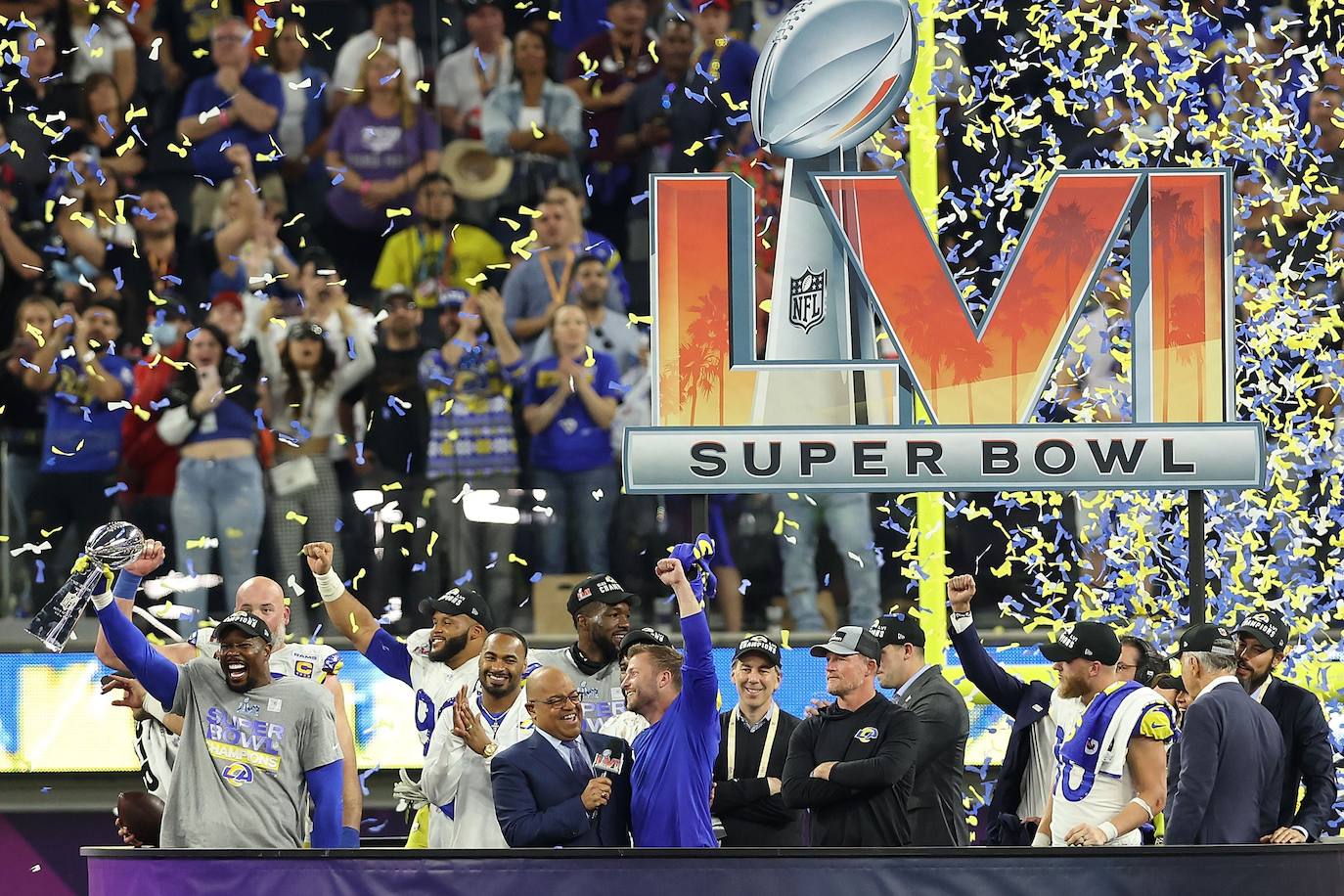 Los jugadores y el cuerpo técnico de Los Angeles Rams celebran su victoria en la Super Bowl LVI. 