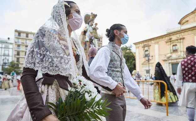 Dos falleros durante la Ofrenda. 