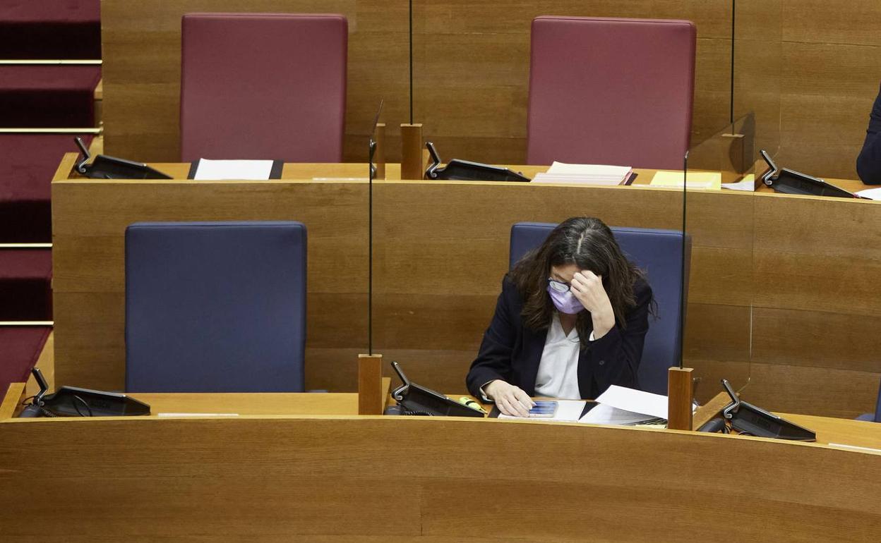 La consellera de Igualdad durante un pleno de Les Corts. 