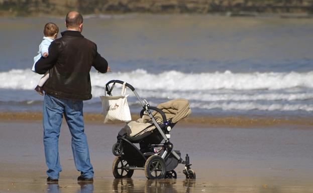 Un padre con su hijo.