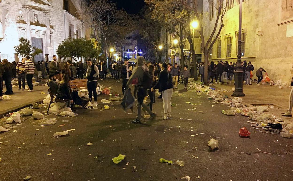 Botellón en los alrededores de la Lonja en las Fallas de 2019. 