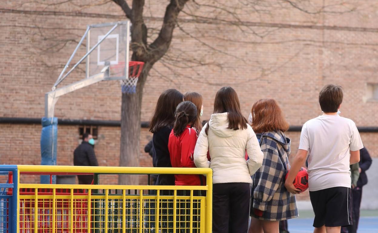 Alumnos en un colegio el pasado jueves, primer día sin obligación de mascarilla en exteriores. 