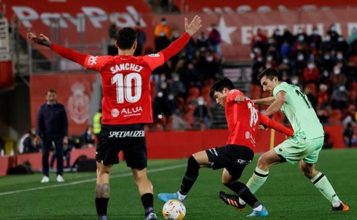 Kang In protege un balón en el partido contra el Athletic Club.