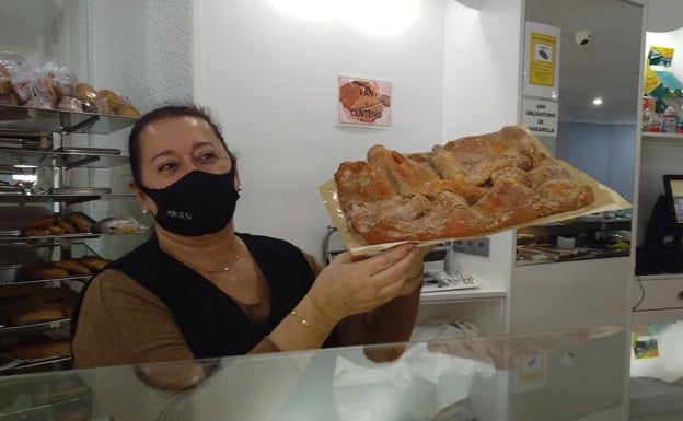 Marisa Pla, de Forn Pla, muestra una de las almoixàvenes que elaboran a diario. 