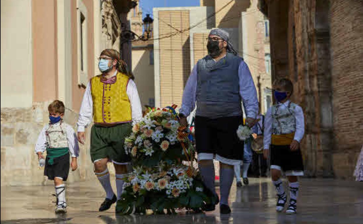 Participantes en la Ofrenda de las Fallas de septiembre de 2021. 