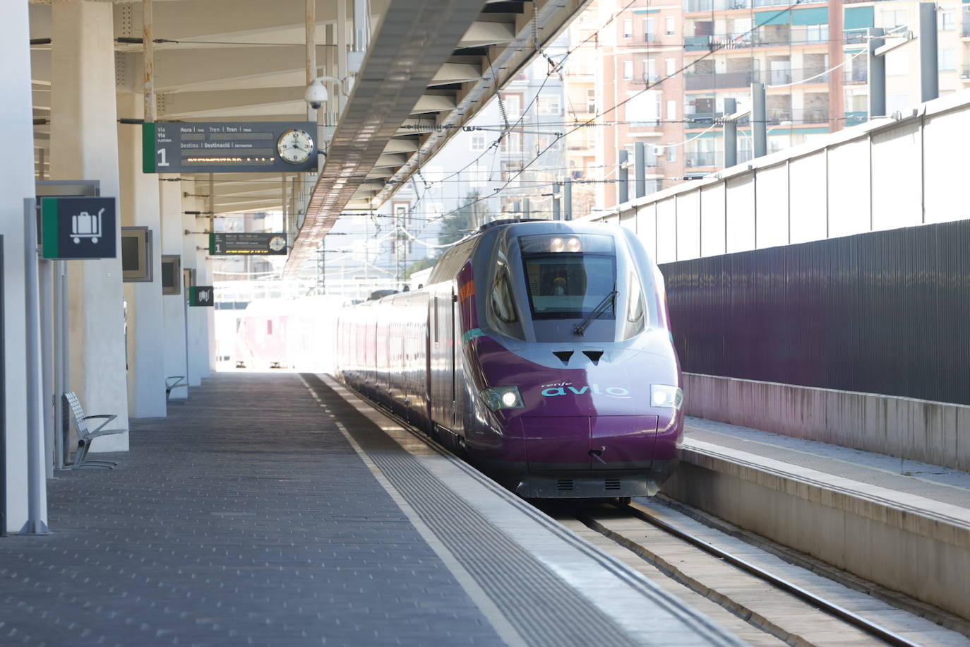 Renfe presenta su nueva ruta que desde el lunes enlazará Valencia y Madrid a través de su marca Avlo, la primera de las tres nuevas compañías de bajo coste que durante este año prevén empezar a competir por el tráfico de una ruta clave para el transporte ferroviario español.En la imagen, a su llegada a la estación Joaquin Sorolla de Valencia.en su primer viaje de presentación.