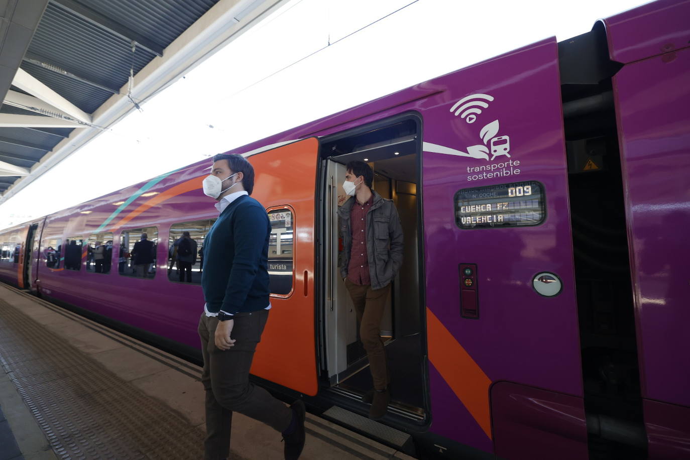 Renfe presenta su nueva ruta que desde el lunes enlazará Valencia y Madrid a través de su marca Avlo, la primera de las tres nuevas compañías de bajo coste que durante este año prevén empezar a competir por el tráfico de una ruta clave para el transporte ferroviario español.En la imagen, a su llegada a la estación Joaquin Sorolla de Valencia.en su primer viaje de presentación.