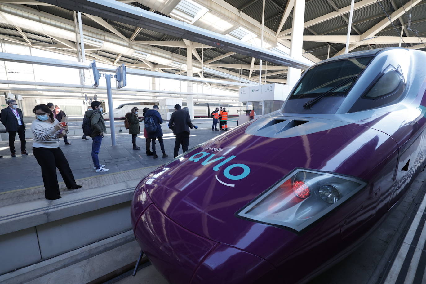 Renfe presenta su nueva ruta que desde el lunes enlazará Valencia y Madrid a través de su marca Avlo, la primera de las tres nuevas compañías de bajo coste que durante este año prevén empezar a competir por el tráfico de una ruta clave para el transporte ferroviario español.En la imagen, a su llegada a la estación Joaquin Sorolla de Valencia.en su primer viaje de presentación.