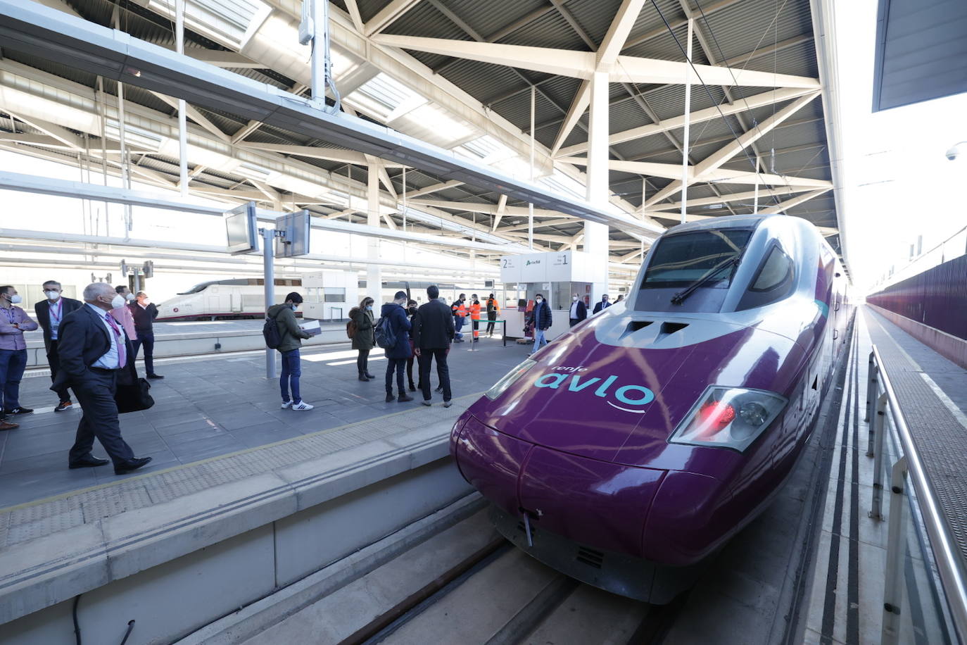 Renfe presenta su nueva ruta que desde el lunes enlazará Valencia y Madrid a través de su marca Avlo, la primera de las tres nuevas compañías de bajo coste que durante este año prevén empezar a competir por el tráfico de una ruta clave para el transporte ferroviario español.En la imagen, a su llegada a la estación Joaquin Sorolla de Valencia.en su primer viaje de presentación.