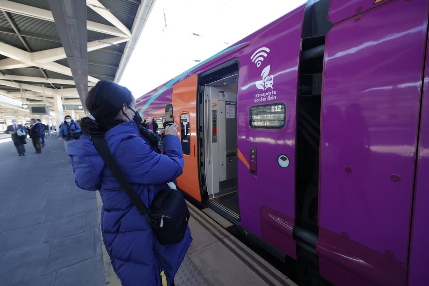 Renfe presenta su nueva ruta que desde el lunes enlazará Valencia y Madrid a través de su marca Avlo, la primera de las tres nuevas compañías de bajo coste que durante este año prevén empezar a competir por el tráfico de una ruta clave para el transporte ferroviario español.En la imagen, a su llegada a la estación Joaquin Sorolla de Valencia.en su primer viaje de presentación.