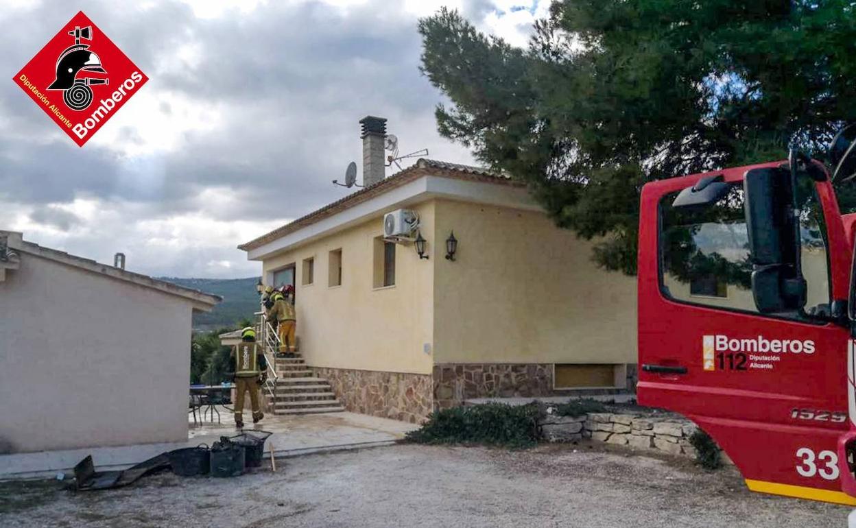 Los bomberos se hicieron cargo de la actuación tras la primera intervención de los agentes municipales. 