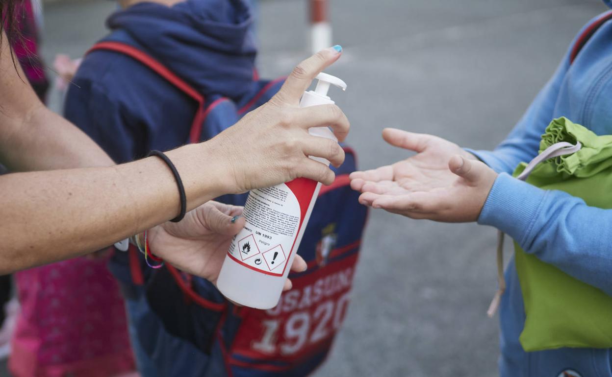 Una maestra reparte gel entre los alumnos durante el primer día de clase del curso 2020-2021. 