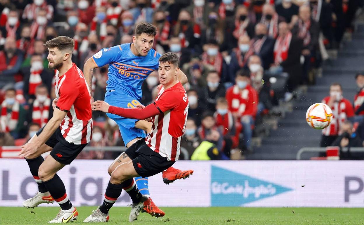 Hugo Duro, dispara a portería en el partido de ida de la semifinal de Copa en el Nuevo San Mamés. 