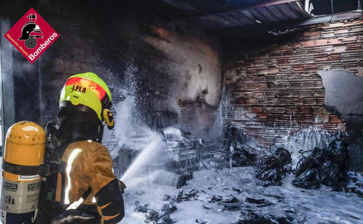 Los bomberos han dado por controlado el incendio en apenas media hora. 