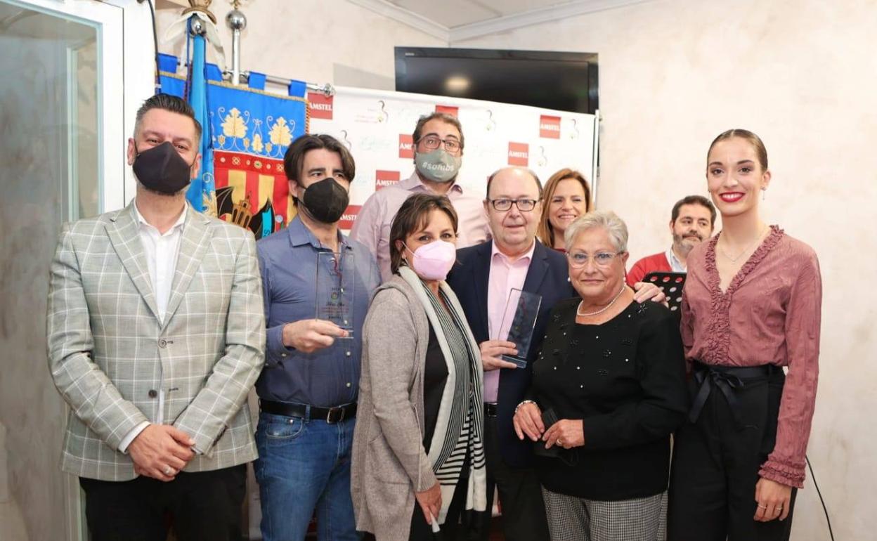 Vicente Fayos, en el centro, premiado por la falla Borrull-Socors, junto a la comisión y a los ediles Carlos Galiana y Pilar Bernabé. 