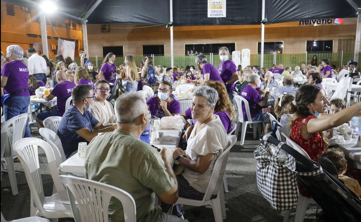 Cena en una carpa de la falla Barri Beteró en las Fallas de septiembre de 2021.