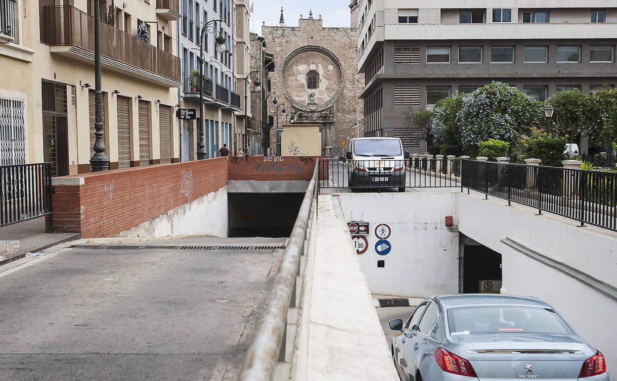 Rampas de acceso al parking de Parcent, en 2014. 