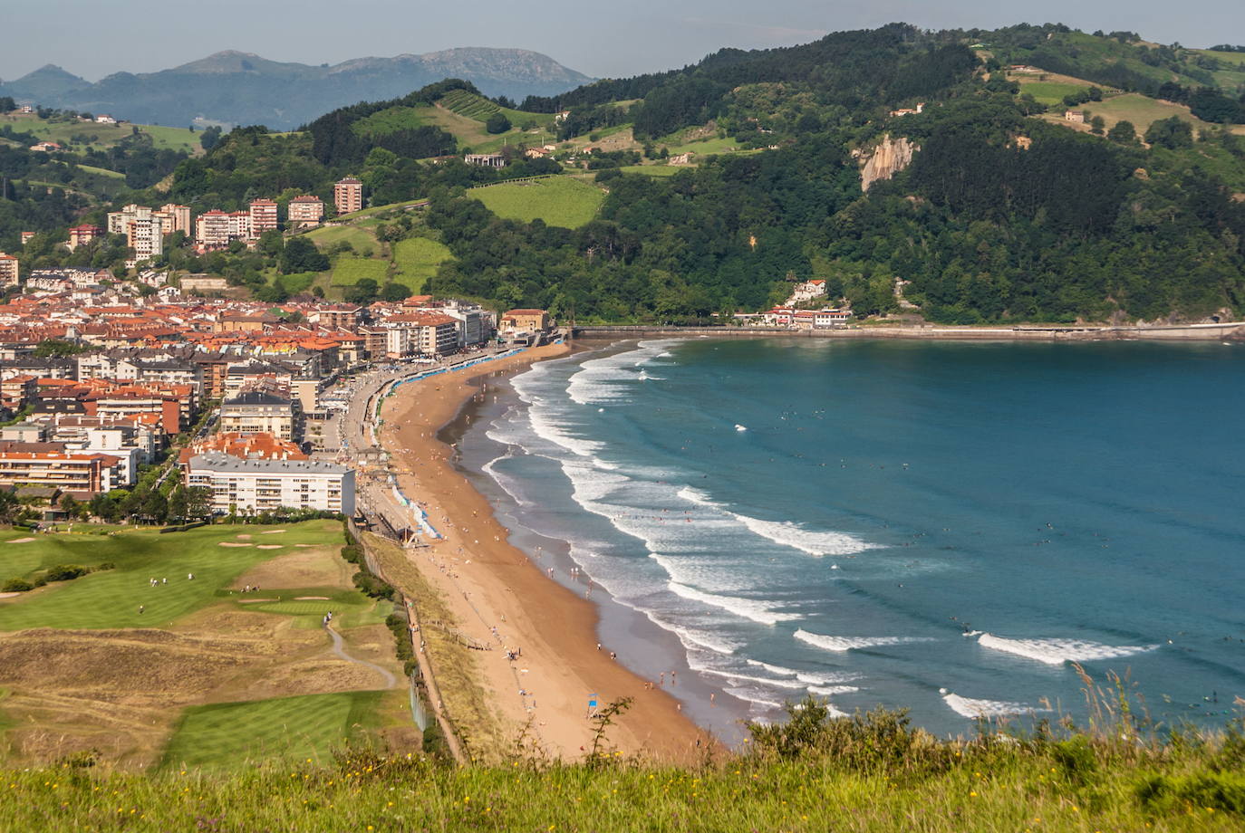 PAÍS VASCO | El portal destaca las playas y los parajes naturales como uno de los mayores atractivos de esta comunidad. En la lista de capitales rurales 2022 aparecen los municipios de Zarautz (Guipúzcoa) -en la imagen-, Mungia (Vizcaya) y la joya natural de Valdegovía (Álava).