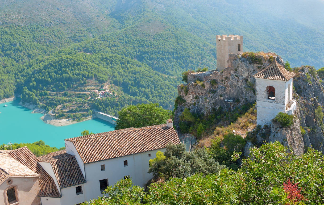 COMUNITAT VALENCIANA | En este listado no podían faltar el pueblo medieval de Culla (Castellón), los puentes colgantes de Chulilla (Valencia) y el embalse de Guadalest (Alicante) -en la imagen-.