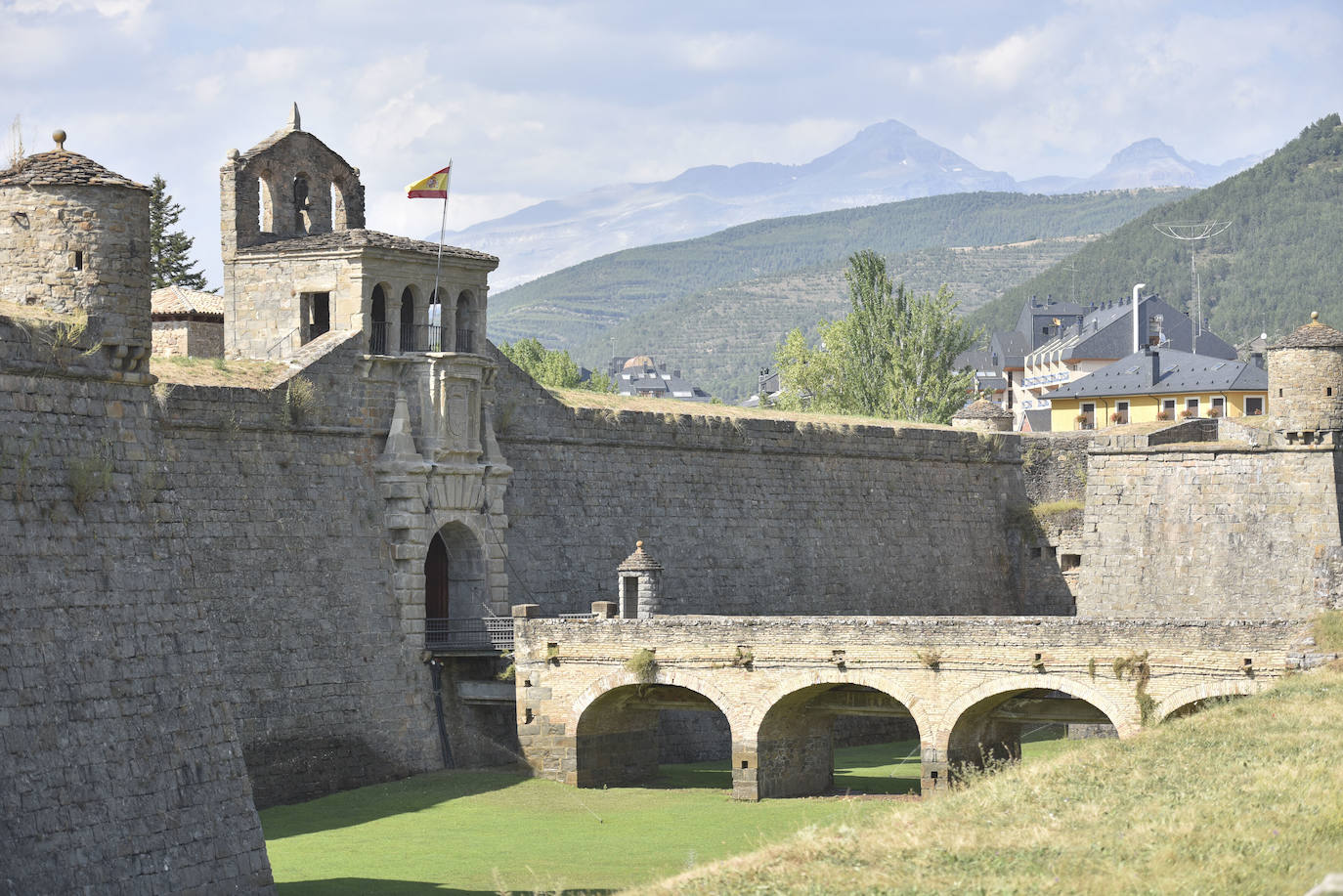 ARAGÓN | El portal de turismo rural destaca Sos Del Rey Católico (Zaragoza), Jaca (Huesca) -en la imagen- y Bronchales (Teruel).