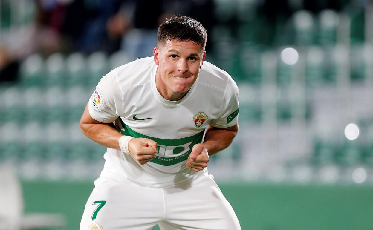 Guido Carrillo celebra el tanto del empate esta noche en el Martínez Valero. 