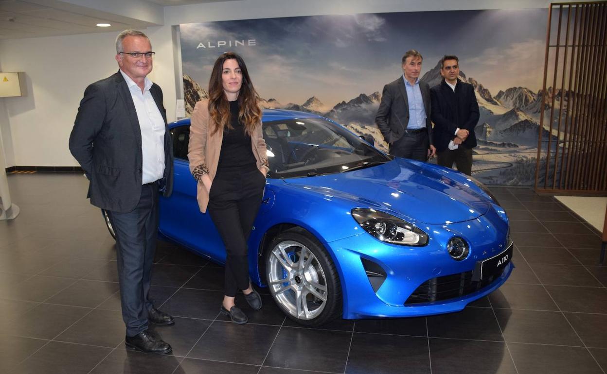 Representantes de la marca y de la concesión junto al Alpine A110 en la inauguración de las instalaciones.