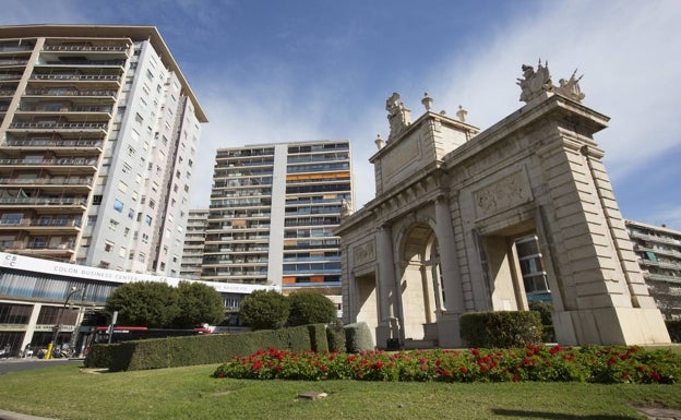 Imagen principal - Las vistas y la luz de las viviendas son codiciadas, como en el edificio Ciudadela. Abajo, el edificio esquina con Colón es del arquitecto Antonio Martorell. De estilo modernista, tiene clara influencia francesa.