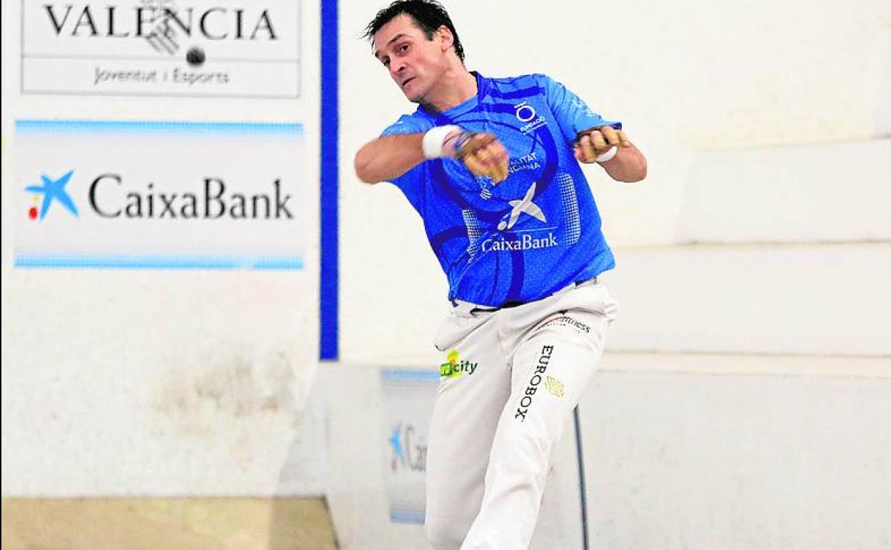 Genovés II juega un rebote largo en el trinquet Pelayo.