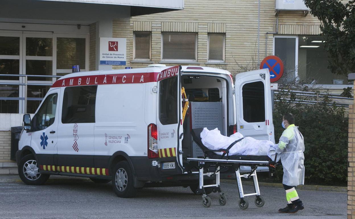 Una ambulancia a las puertas del antiguo hospital La Fe de Campanar, habilitado en la tercera ola para albergar a pacientes Covid.